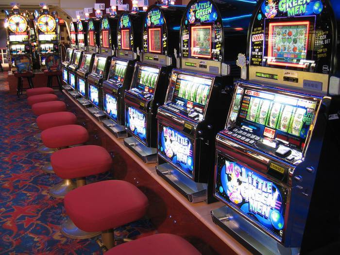 Jogar à roleta e slot machines no Casino Barrière em Enghien-les