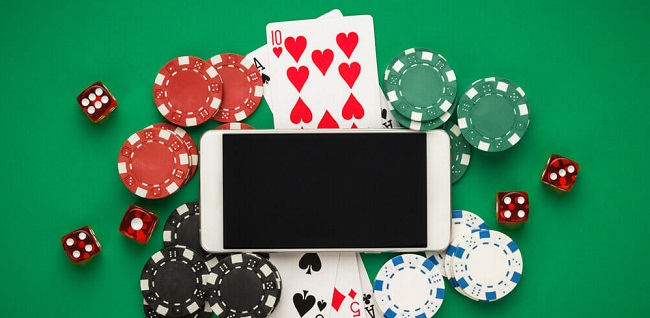 BacanaPlay app: telemóvel sobre fundo verde com cartas de jogar, fichas de póquer e dados.