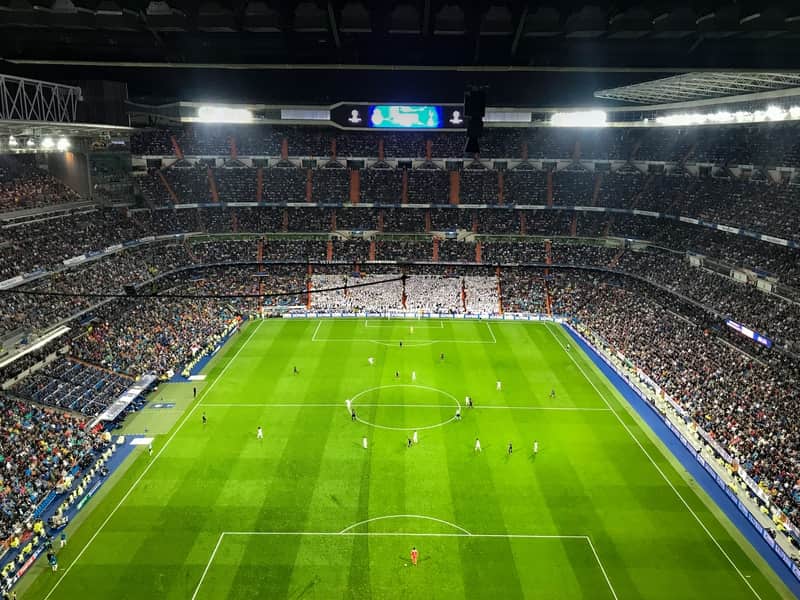 Futebol ao vivo: imagem de um estádio cheio em dia de jogo