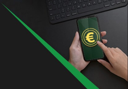 App ESC Online. Imagem mostra duas mãos a segurar um telemóvel que apresenta símbolo do euro