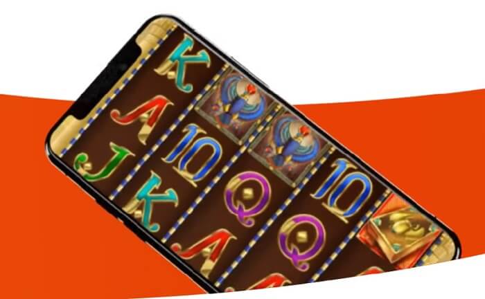 BacanaPlay Casino Aplicação Mobile: imagem de telemóvel com jogo de slot machine.