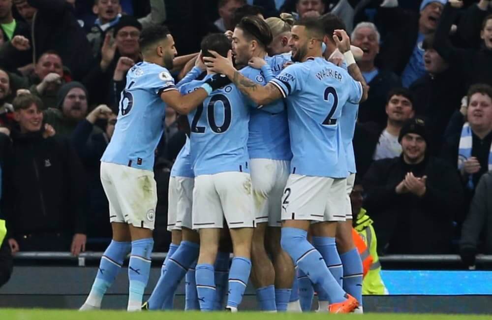Alguns jogadores do Manchester City congratulam-se após golo em jogo pela Premier League.