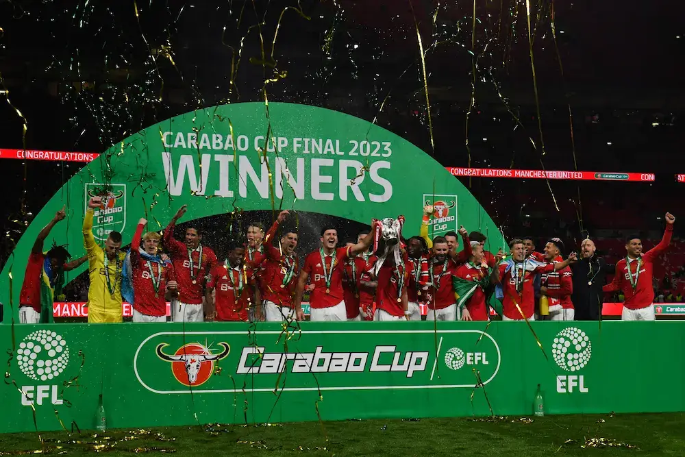 Equipa do Manchester United levanta o troféu da Taça da Liga Inglesa.