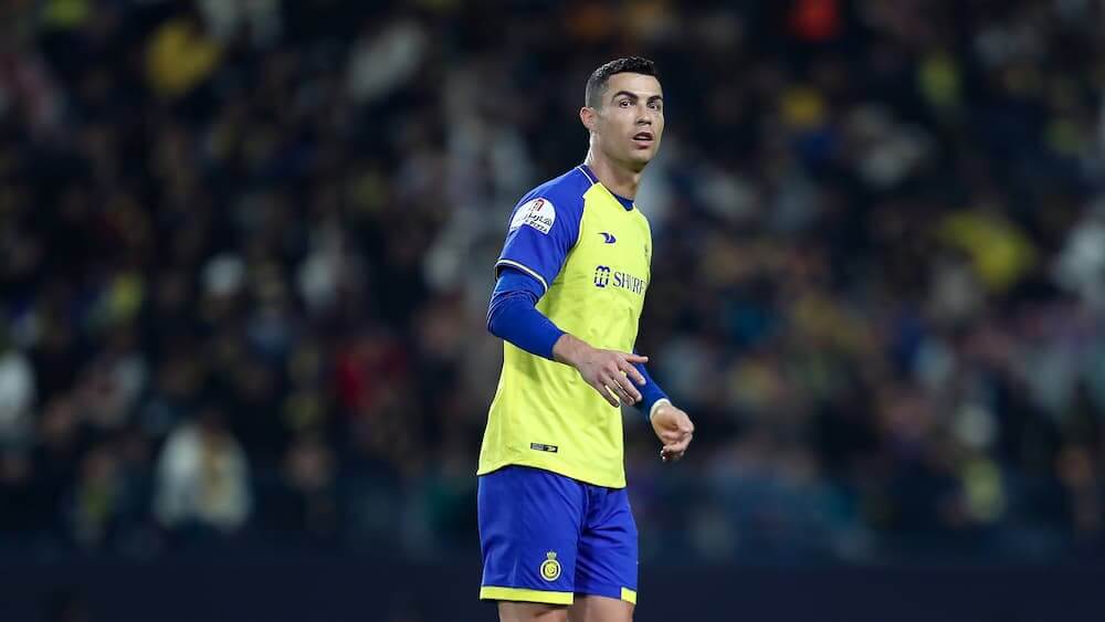 Cristiano Ronaldo (de equipamento amarelo e azul) transferiu-se para o Al Nassr, da Arábia Saudita.