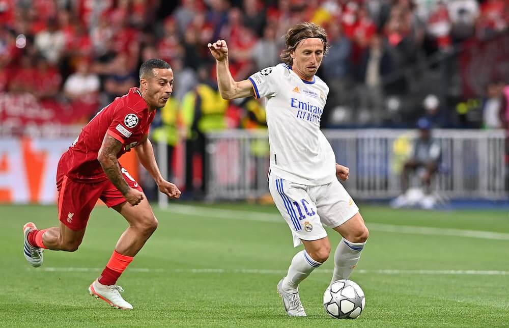 Thiago Alcantara do Nascimento do Liverpool e Luka Modric do Real Madrid disputam bola em jogo da Liga dos Campeões.