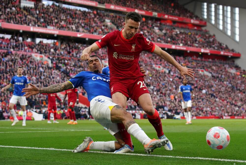 Diogo Jota do Liverpool e Allan do Everton disputam bola em jogo da Premier League.
