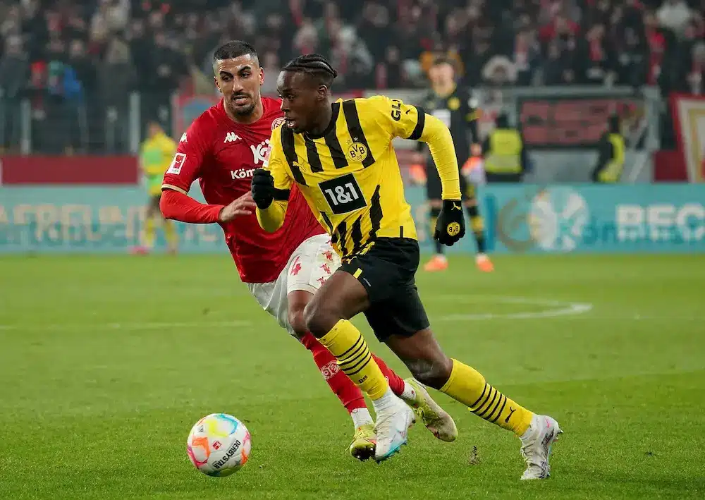 Aymen Barkok do Mainz e Jamie Bynoe-Gittens do Dortmund disputam bola em jogo do Campeonato Alemão