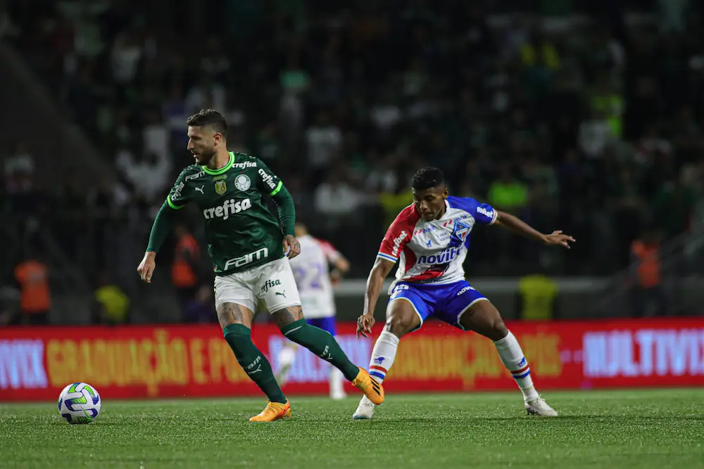 Zé Rafael do Palmeiras disputa bola com Hercules do Fortaleza, durante jogo Palmeiras vs Fortaleza, na 1ª mão dos Oitavos de final da Copa do Brasil 2023