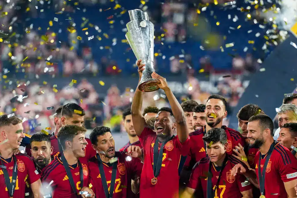 Ansu Fati da Espanha levanta troféu da Liga das Nações após vitória sobre a Croácia