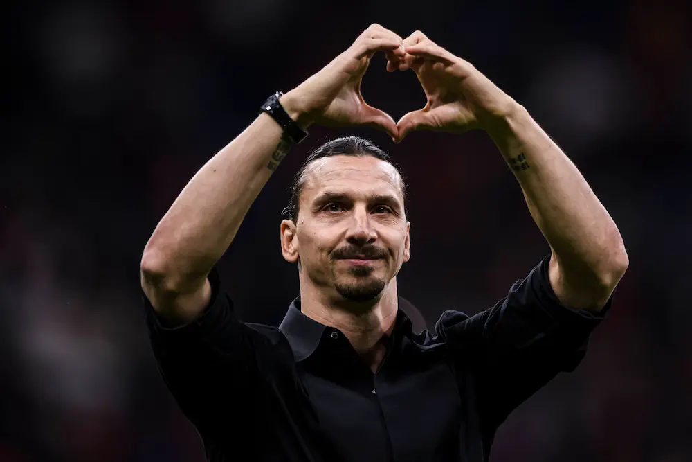 Ibrahimovic faz um gesto de coração com as mãos na sua cerimónia de despedida a seguir ao jogo Milan vs Verona - Serie A Campeonato Italiano