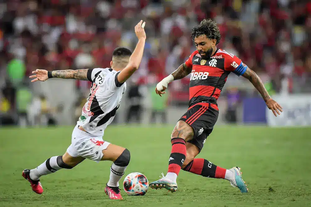 Vasco vs Flamengo, Semifinal Campeonato Carioca 2023: Gabriel Barbosa, Gabigol, disputa bola com jogador do Vasco