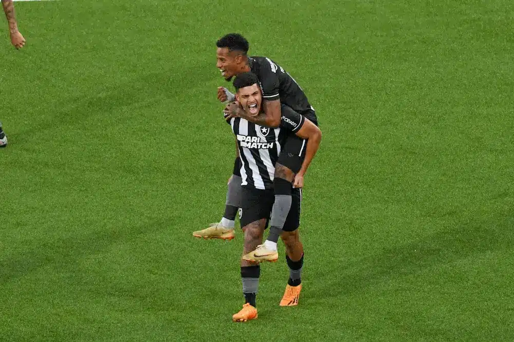 Luis Henrique celebra golo durante Botafogo vs Vasco, Estádio do Nilton Santos, Brasileirão 2023. 