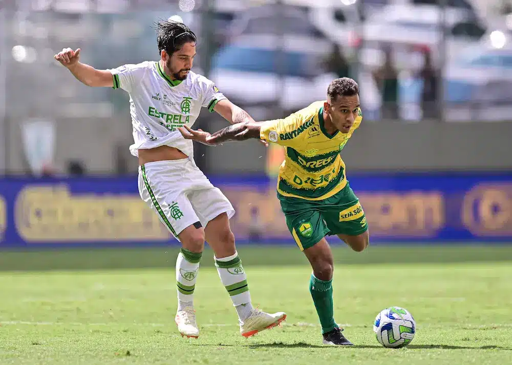 Martin Benitez do America Mineiro disputa bola com Filipe Augusto do Cuiaba, quarta jornada Brasileirão, 07.05.2023