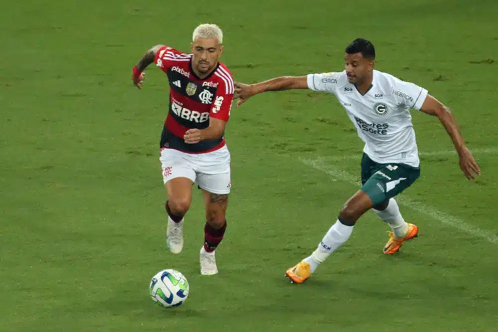 Giorgian de Arrascaeta do Flamengo e Ricardo do Goiás disputam bola, Brasileirão, Estádio do Maracanã, 11.05.2023