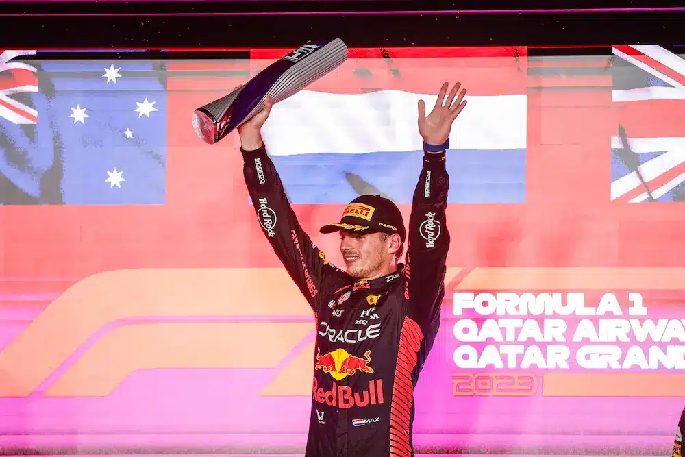 Max Verstappen levanta taça de campeão do Grande Prémio de Fórmula 1 do Catar, 08.10.2023