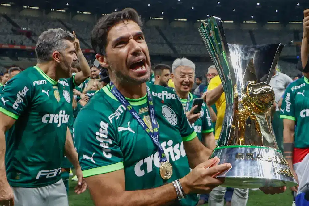 Abel Ferreira segura a taça e comemora título de DodecaCampeão, jogo Cruzeiro vs Palmeiras que terminou 1x1, 38ª rodada do Brasileirão 2023, 06.12.2023