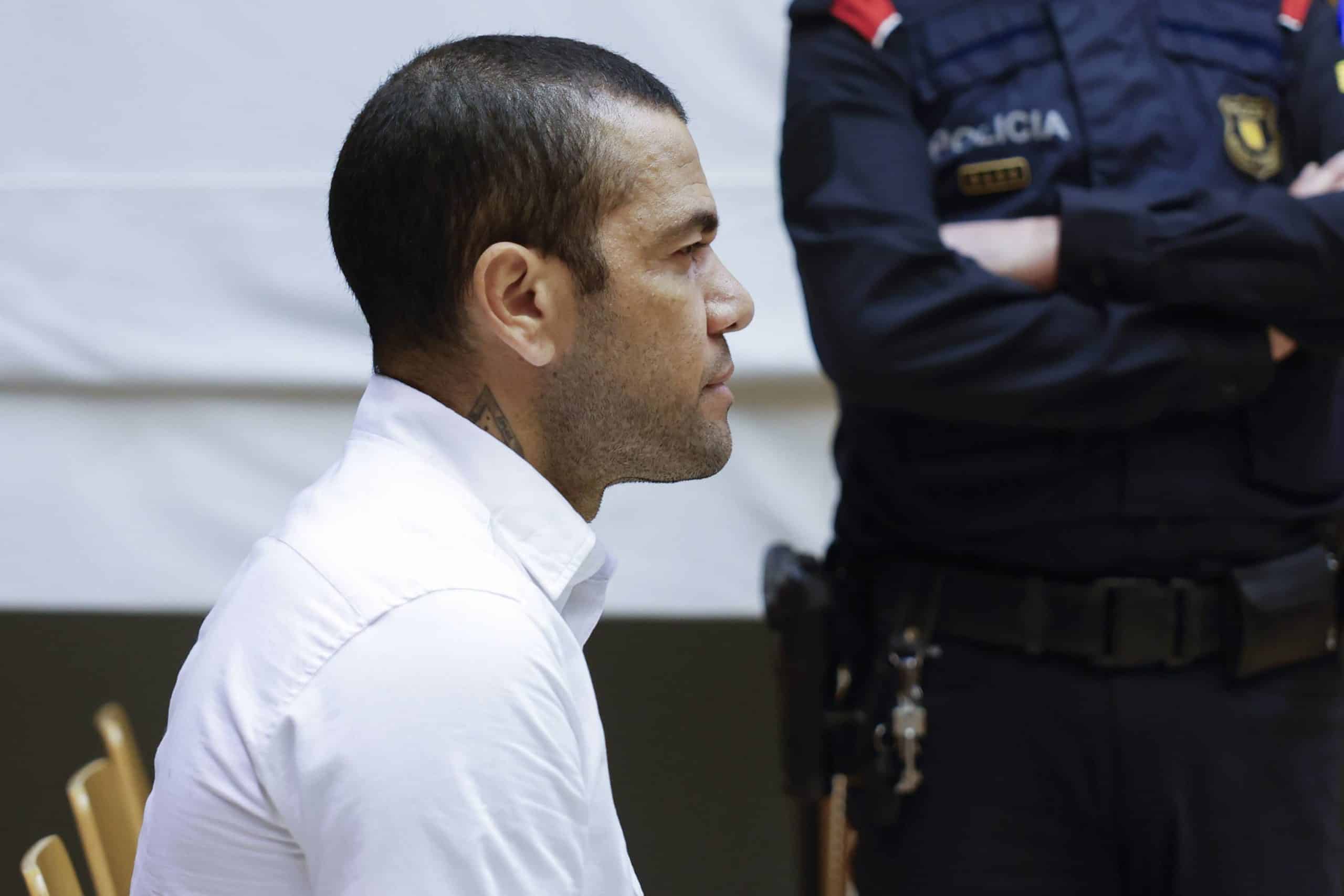 Tribunal convoca Daniel Alves para comparecer em julgamento na Espanha