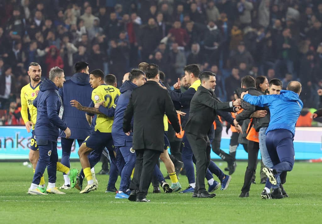 Nuno Matos - Adeptos do Trabzonspor invadem campo e geram confusão após o jogo