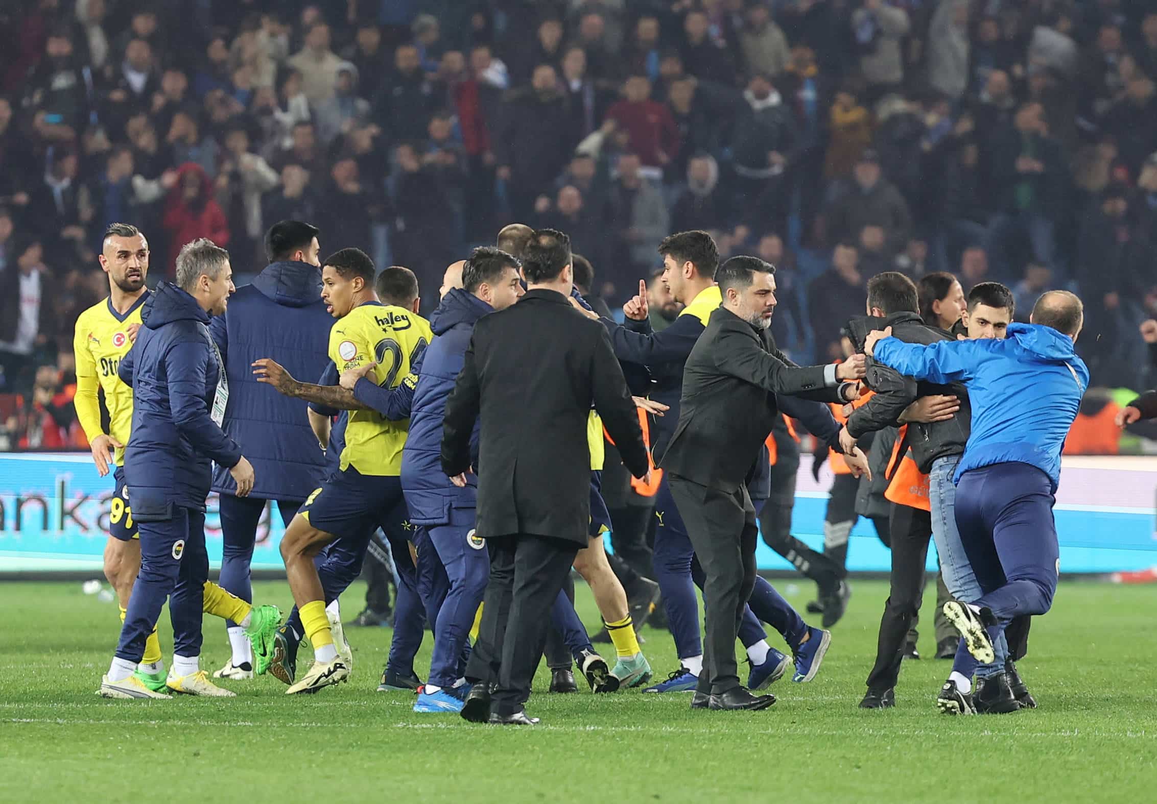 - Adeptos do Trabzonspor invadem campo e geram confusão após o jogo
