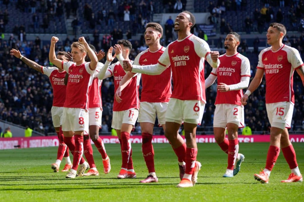 Placard apoio ao cliente - Arsenal Mantém Liderança da Premier League com Vitória Sobre o Tottenham