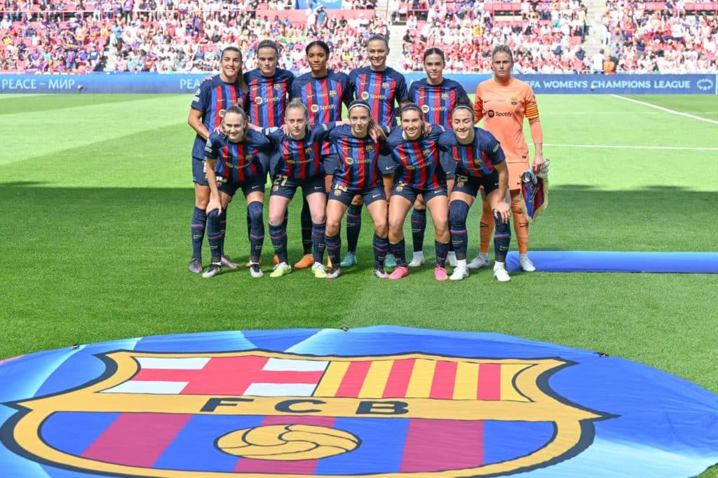 Placard apoio ao cliente - Barcelona faz história no futebol feminino com decisão pioneira
