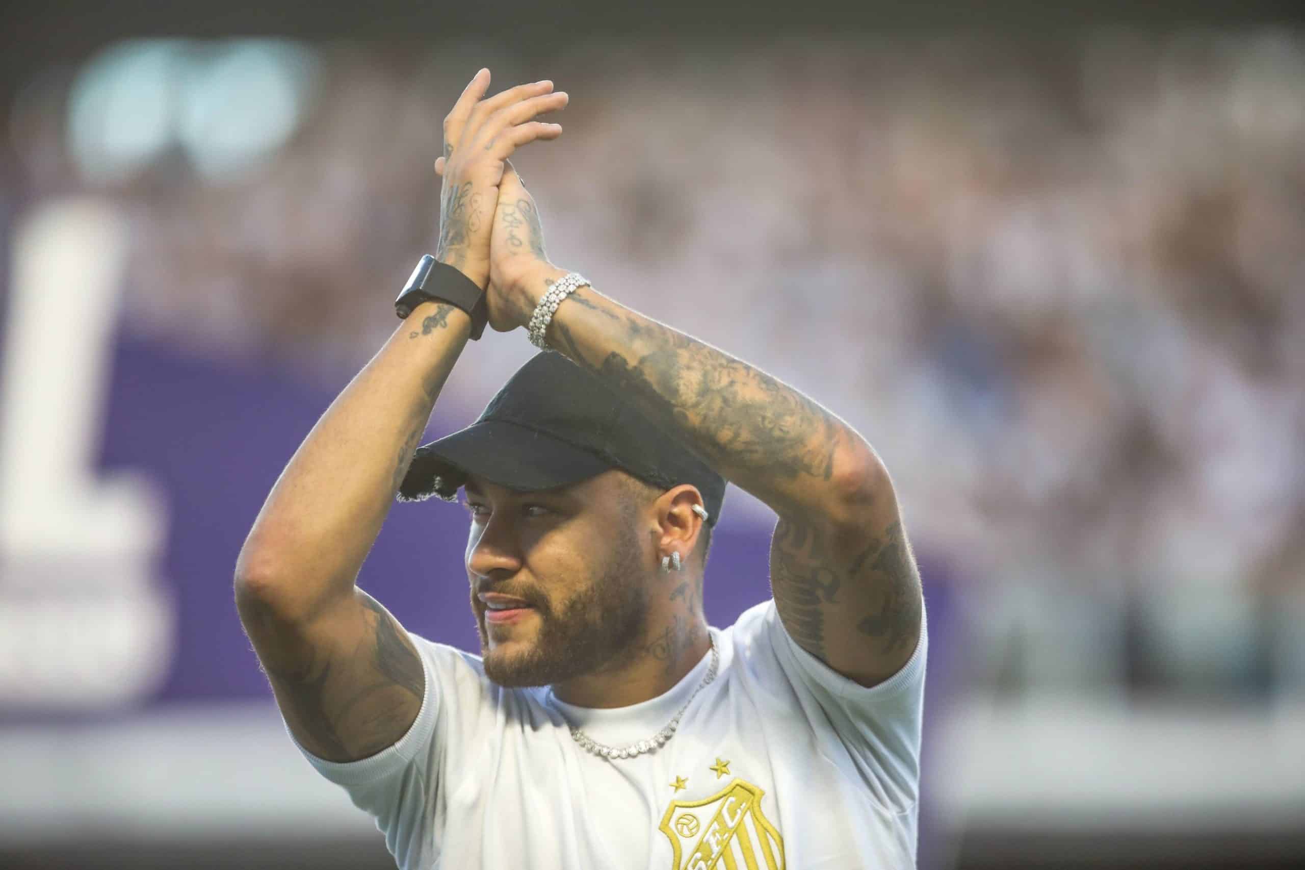 Neymar acompanha aquecimento do Al-Hilal e brinca com a vontade de estar em campo