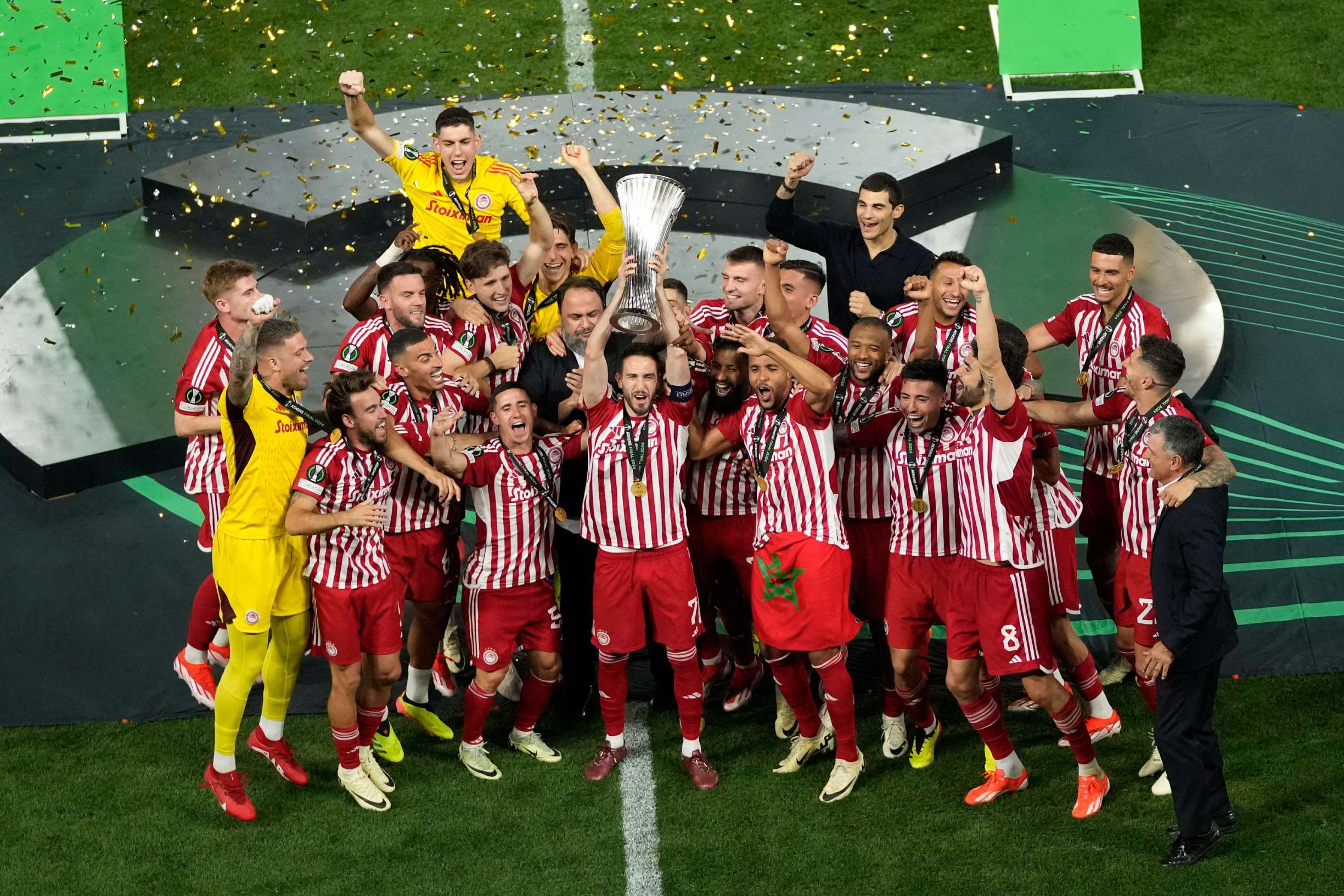 - Olympiacos conquista título inédito da Conference League ao vencer Fiorentina