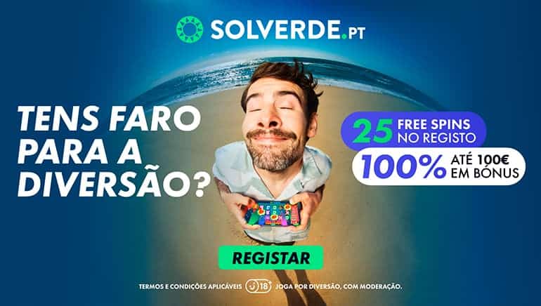 Imagem de um homem na praia a jogar no telemóvel para divulgação do bónus Solverde Casino "100% até 100€ em bónus + 25 free spins no registo".