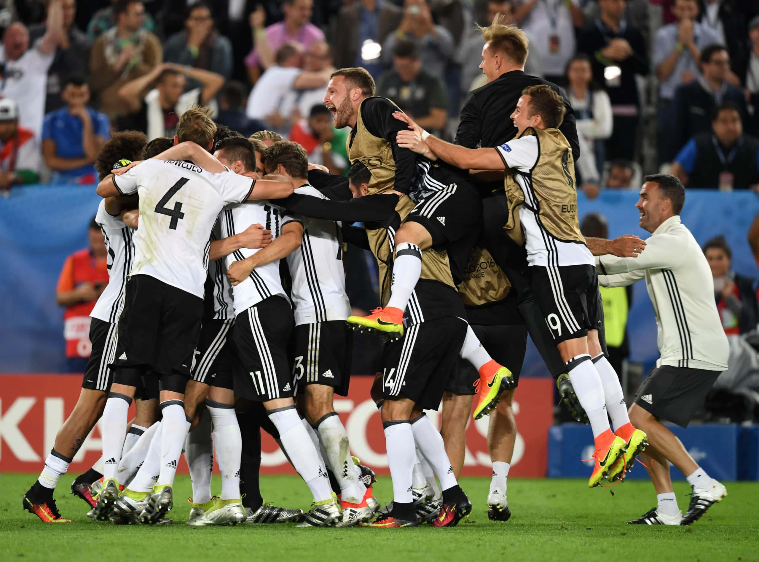 GA5AX3 Burdeos, Francia. 02nd July, 2016. La seleccion alemana celebra la dramatica victoria ante Italia en los cuartos de final de la Eurocopa el 02/07/2016 en Burdeos, Francia. Foto: Arne Dedert/dpa/Alamy Live News