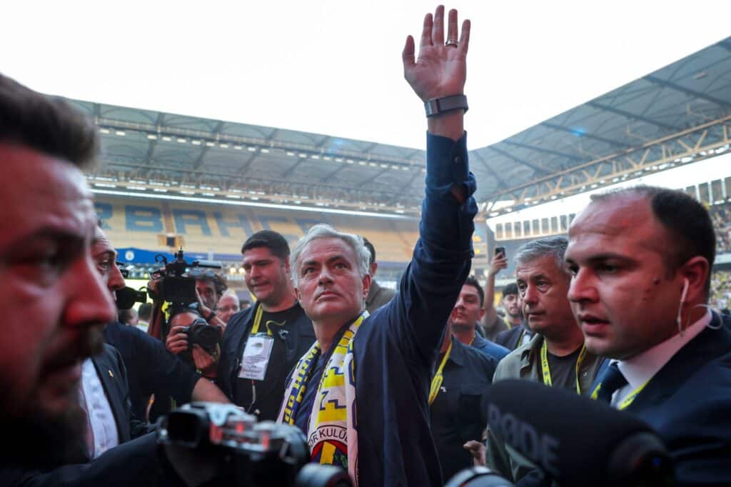 - José Mourinho é apresentado como o novo treinador do Fenerbahçe