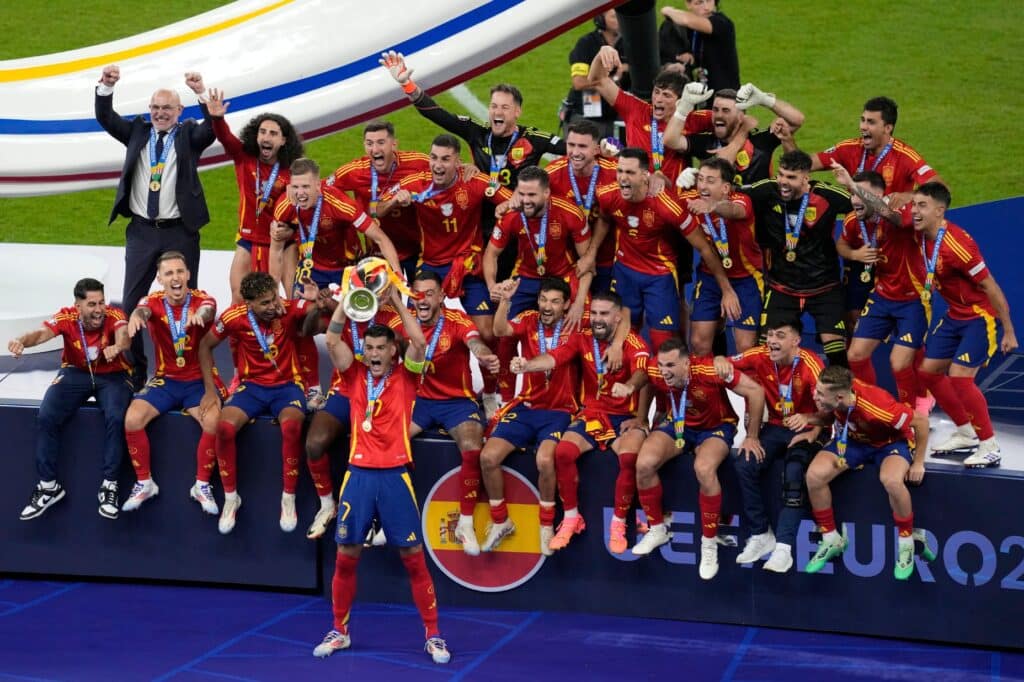 - Espanha derrota Inglaterra e conquista o quarto troféu do Euro
