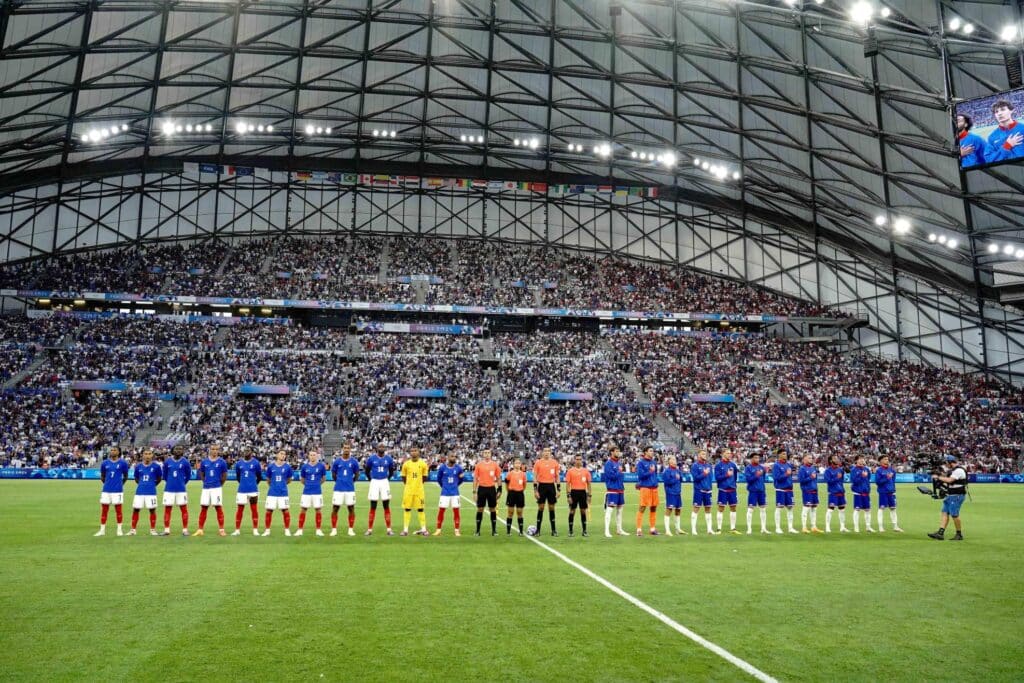 - Jogos Olímpicos de Paris: França domina Estados Unidos na estreia do futebol masculino