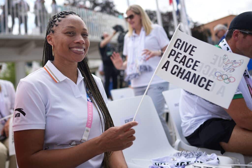 - Reunidos em Paris, centenas de atletas Olímpicos apelam à Paz