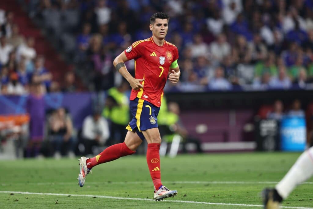 - Perseguição a invasor quase derruba Morata durante semifinal do Euro