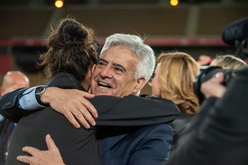 - Presidente da Federação Espanhola de Futebol suspenso por dois anos