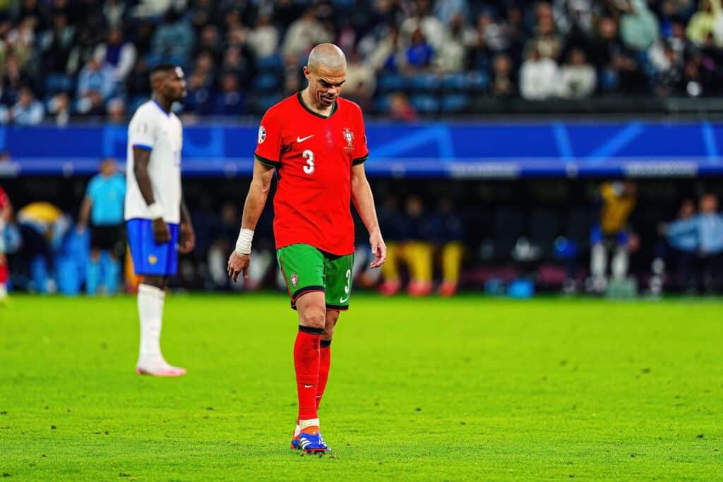 - Pepe emociona-se com elogio de jornalista após eliminação de Portugal no Euro