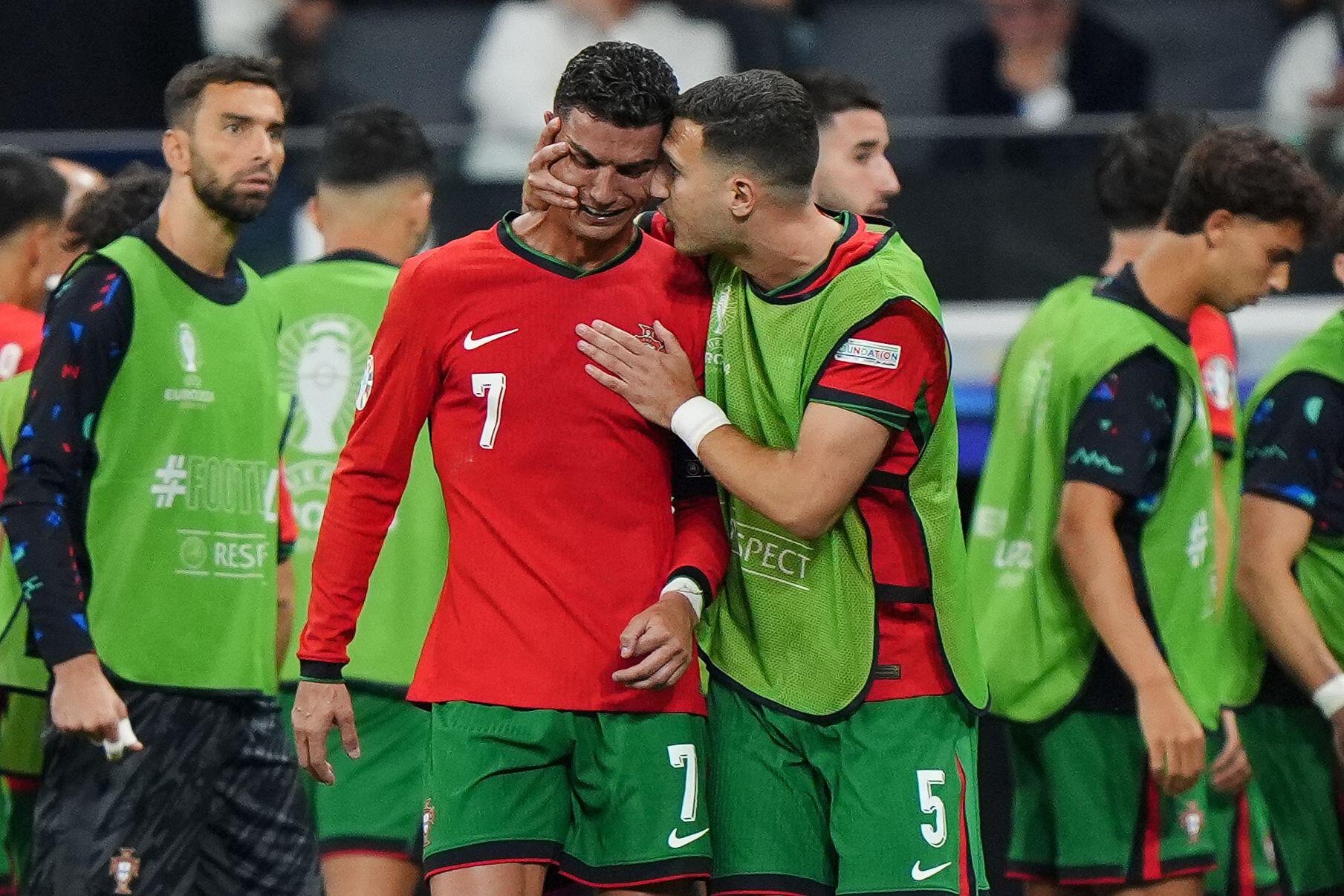 - Cristiano Ronaldo chora, mas Portugal derrota Eslovénia nos penáltis e avança no Euro