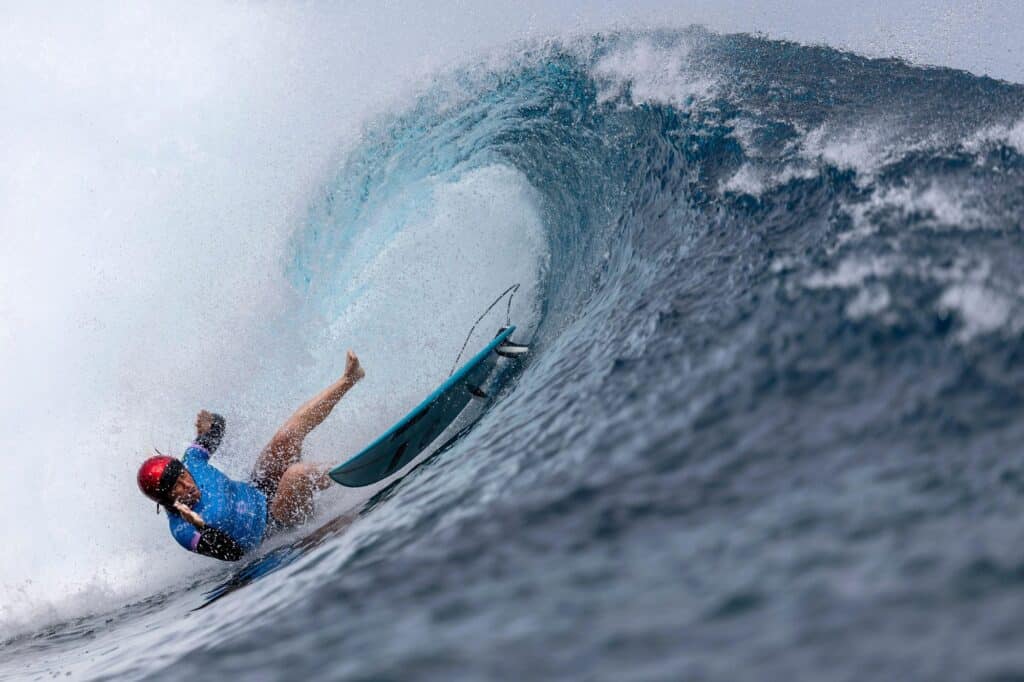 - Yolanda Hopkins Eliminada nos Oitavos de Final do Surf em Paris 2024