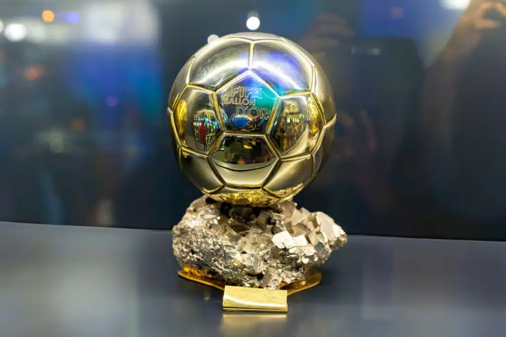 Bwin Portugal - Desvendando o mistério da Bola de Ouro: saiba como é que o troféu é feito