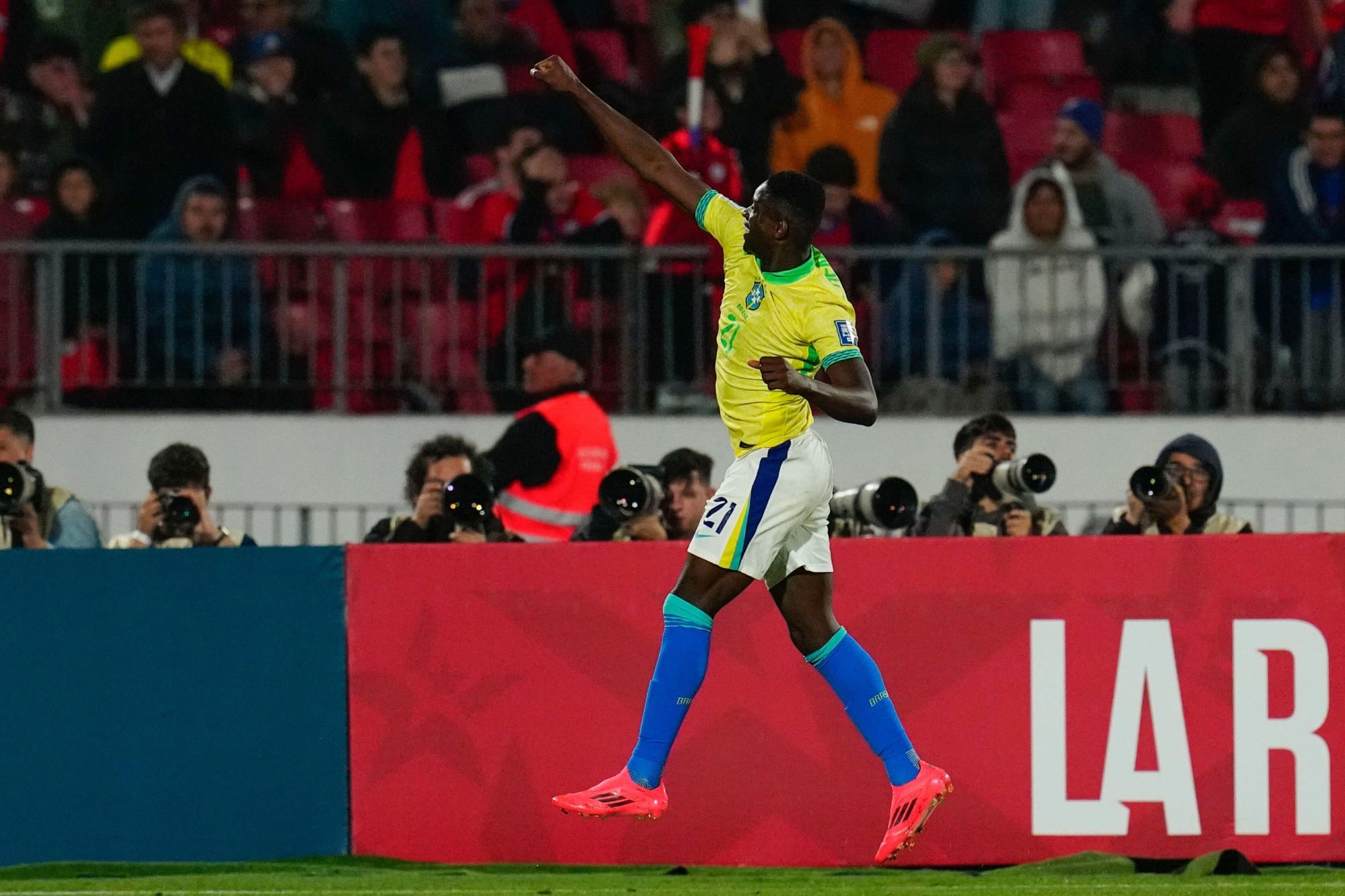 - Brasil vence contra o Chile nas Eliminatórias do Mundial